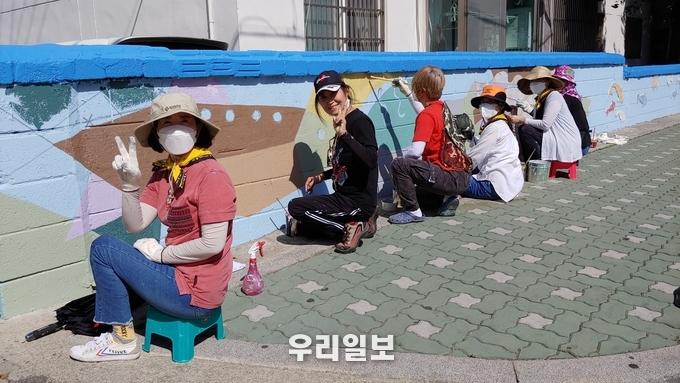 부평구 자원봉사센터, 벽화 봉사단 ‘거미동’과 청천아파트 담장벽화 사업 진행 ⓒ부평구청