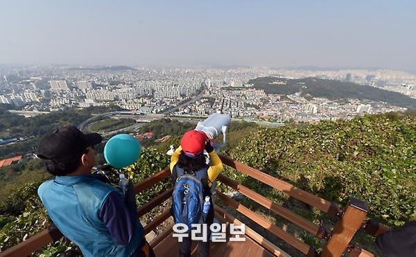 한 시민이 문학산 정상에서 망원경을 통해 인천지역 전경을 보고 있다.