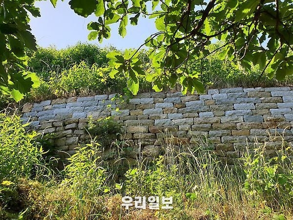 문학산성은 삼국시대에 쌓은 퇴뫼식성으로 인천시 기념물 제1호로 등록돼 있다.