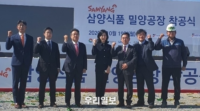 포스코건설 한성희 사장(좌측에서 세번째)이 삼양식품 밀양공장 착공식에 참석해 삼양식품 김정수 총괄사장(좌측에서 네번째)과 기념촬영을 했다. ⓒ 포스코건설