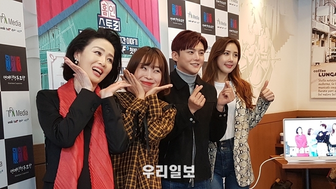 백현숙 배부, 오나미 개그우먼, 이도진 가수, 채은정 가수,가 기념촬영에서 포즈를 취하고 있다. ⓒ 우리일보 db