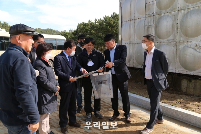 옹진군의회 조철수 의장 및 의원들이 도서방문시 주민들과 의견을 나누고 있다. ⓒ 옹진군의회