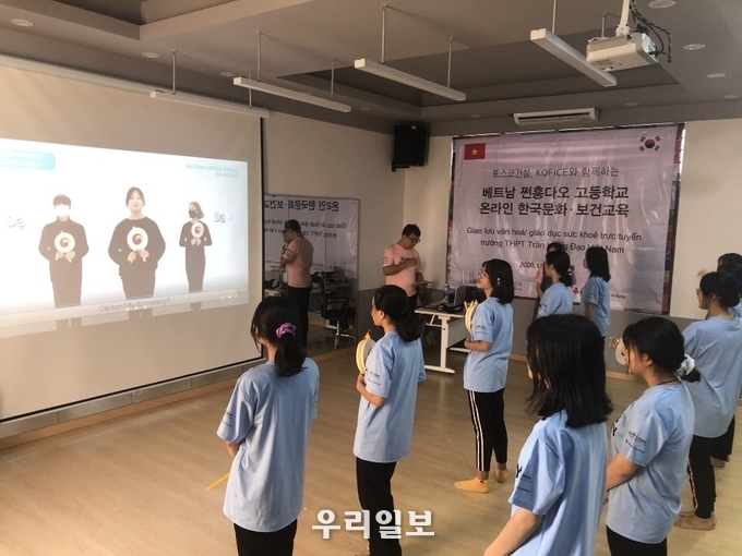 크리에이티브룸에서 포스코건설 해피빌더의 교육영상을 보며 소고춤을 배우고 있다. ⓒ 포스코건설