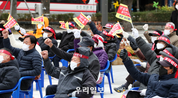 옹진군 영흥면 주민들이 쓰레기매립장 철회하라며 시위를 하고 있다. ⓒ 옹진군