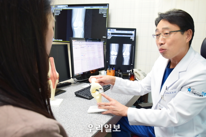 연세건우병원 조승배 원장이 관절염에 대해 설명하고있다. ⓒ 연세건우병원 제공