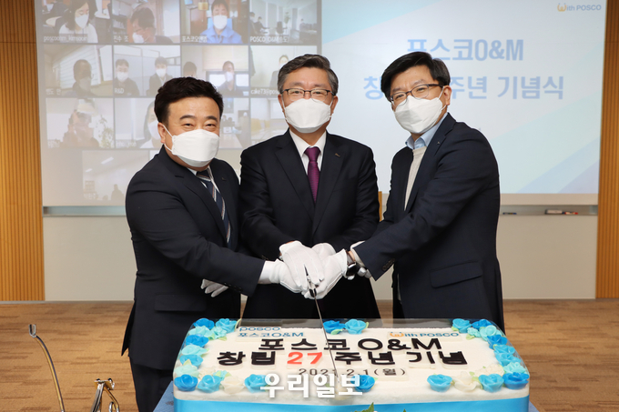 포스코O&M 이 창립27주년을 맞아 축하 떡을 자르고 있다.<br>
(왼쪽부터 김동주 노사협의회 대표, 포스코O&M 김정수 사장, 포스코건설 이희남 경영기획실장) ⓒ 포스코 O&M제공