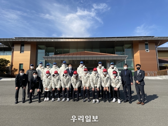 골프국가대표 및 코치진16명이 포스코O&M의 승주CC에서 포즈를 취하고 있다.ⓒ 포스코건설 제공