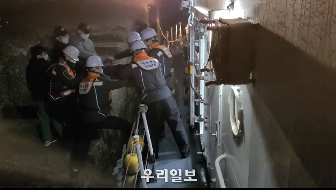 인천해경이 자월도 거주 70대 응급환자를 자월도 선착장에서 경비함정에 편승시키고 있다. ⓒ인천해양경찰서