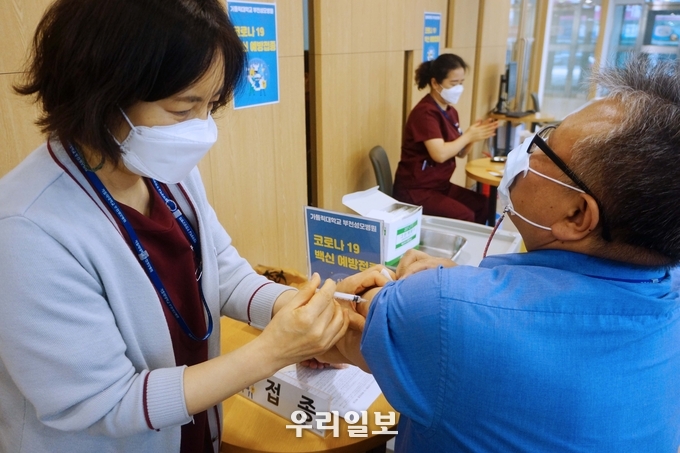 부천성모병원 첫 번째 백신을 맞고 있는 현 대한감염학회장이자 부천성모병원 감염관리실장 감염내과 유진홍 교수의 접종 모습 ⓒ부천성모병원