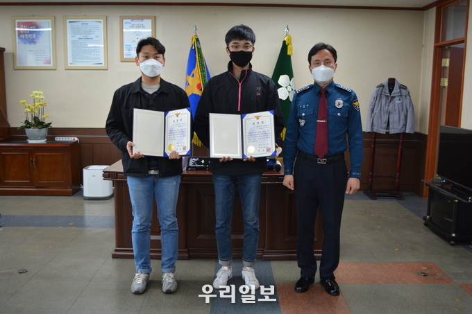 인천연수경찰서, 차량화재사고 인명구조 시민 표창장 수여 ⓒ인천연수경찰서