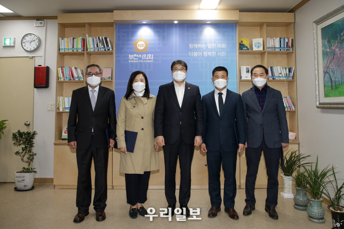 위촉장 수여 기념촬영(왼쪽부터 이승표 전 교육사업단장, 양정숙 시의원, 강병일 의장, 김기덕 세무사, 허모 전 교통사업단장) ⓒ부천시의회