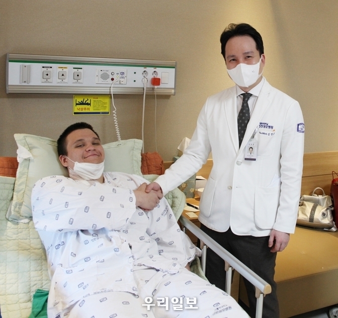 독립운동가 최재형 선생의 4대손 최 일리야 군과 수술을 집도한 김정준 인천성모병원 비뇨의학과 교수 ⓒ인천성모병원