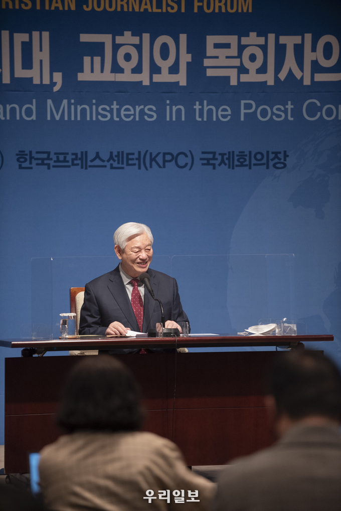  박옥수 목사가 포스트 코로나 시대, 교회와 목회자의 역할에 대해 포럼을 주재하고 있다. ⓒ 세계기독교지도자포럼 제공