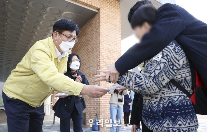 도성훈 인천시교육감, 마스크에 미소를 담아 특수학교 등교 지도 ⓒ인천시교육청