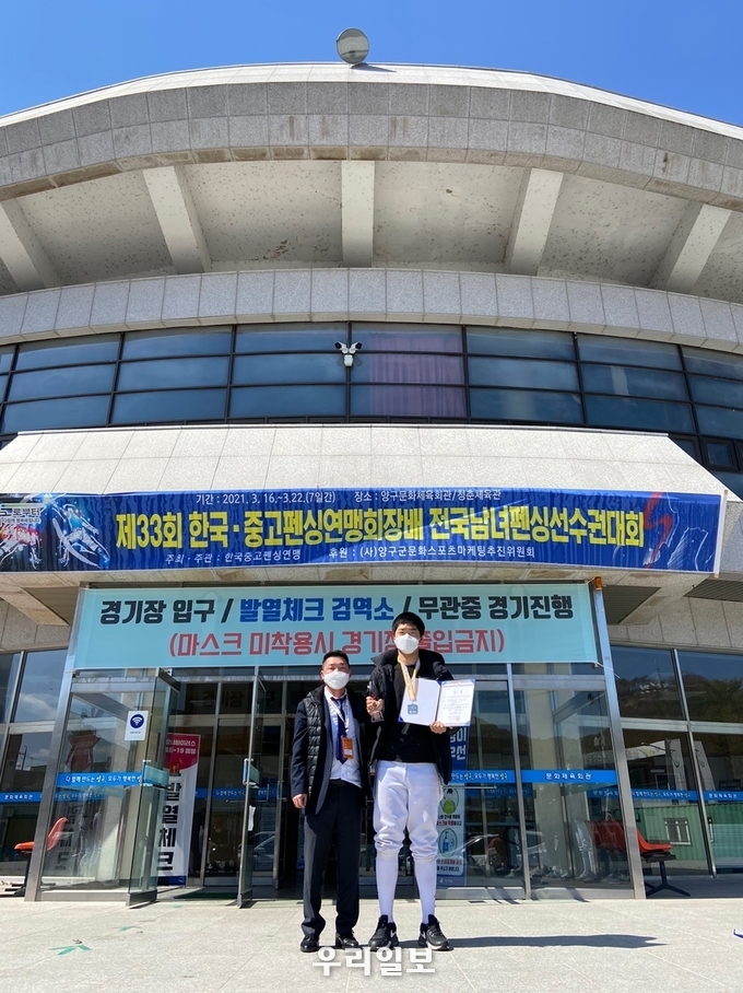  인천관교중 이유석이 은메달을 획득하고 기념촬영을 하고 있다. ⓒ 관교중학교 제공