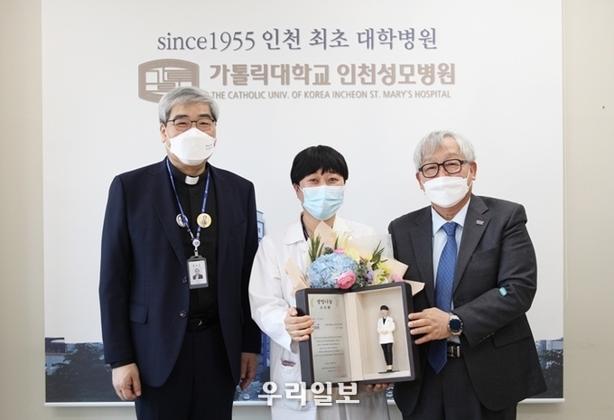 (왼쪽부터)홍승모 몬시뇰 카톨릭대 인천성모병원장, 이운정 응급의학과 교수, 문인성 한국장기조직기증원장 ⓒ인천성모병원