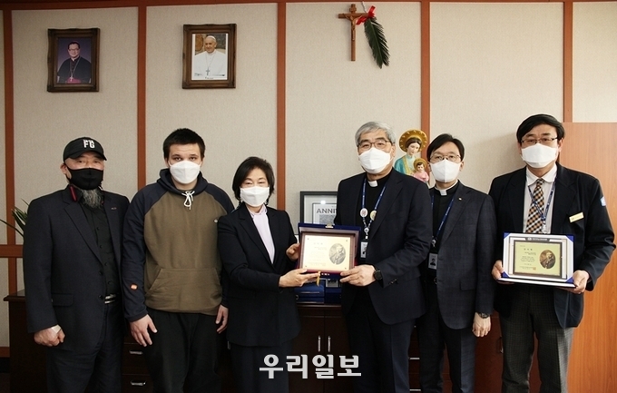 문영숙 독립운동가최재형기념사업회 이사장이 홍승모 몬시뇰 가톨릭대학교 인천성모병원장에게 감사패를 건넸다 ⓒ인천성모병원