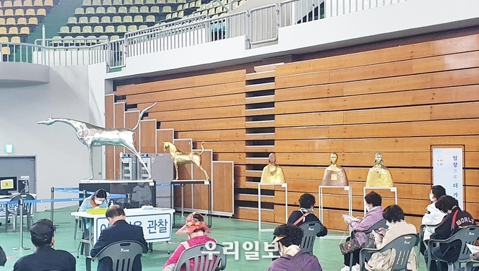 백신접종센터에 전시된 작품들.(사진=충주중원문화재단)