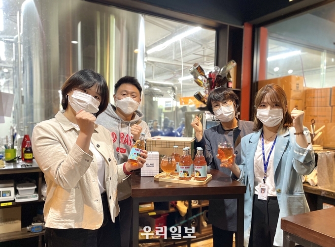 루드베리 개발. 사진왼쪽부터 김성은 마케터, 이대로 대표, 농기센터 전향미 과장, 센터 권인숙 담당자.(사진=충주시)