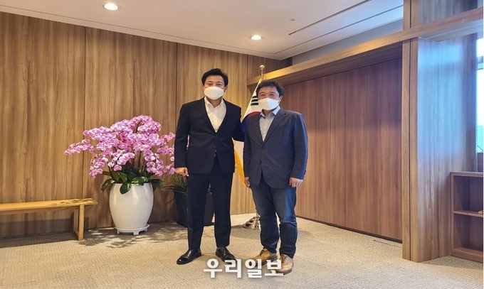 이학재 국민의당 인천시당 위원장(오른쪽)과 오세훈 서울시장(왼쪽)이 기념촬영을 하고 있다.(사진=국민의당 인천시당)