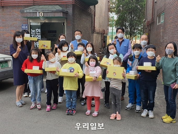 포스코건설이 어린이날을 맞아 논현지역아동센터 어린이들에게 선물을 전달했다.