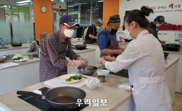 생명보험사회공헌재단은 시니어를 위한 일상생활 자립 프로그램 ‘생명숲 100세 힐링센터’를 진행하고 있다.(사진=생명보험사회공헌재단)