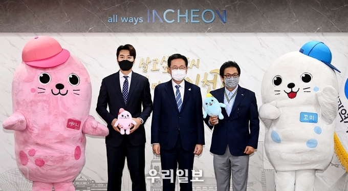 인천시 홍보대로 위촉된 이동국 윤철형을 인천시 홍보대사로 위촉됐다. ⓒ 인천시 제공