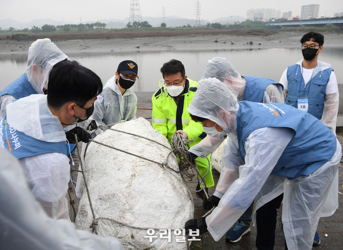 포스코건설 한성희 사장을 포함한 임직원들이 소래포구 연안 정화활동을 실시하고 있다.ⓒ 포스코건설 제공