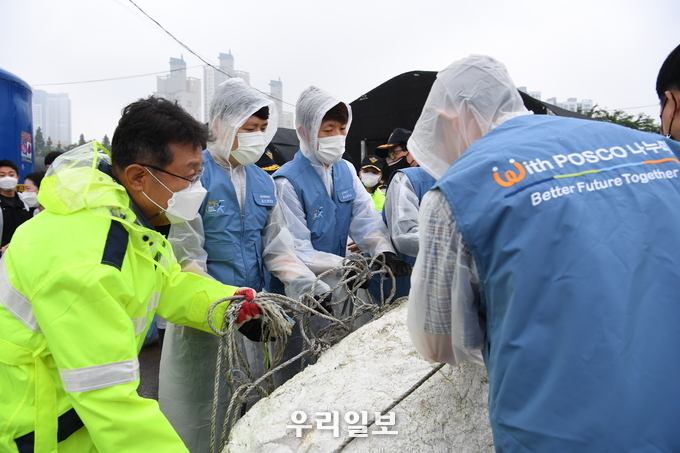 포스코건설 한성희 사장을 포함한 임직원들이 소래포구 연안 정화활동을 실시하고 있다.ⓒ 포스코건설 제공