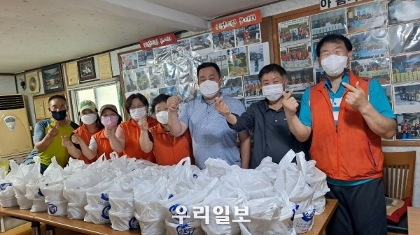  소요동 행정복지센터 독거어르신 닭볶음탕 지원 후 기념촬영 ⓒ 소요동행정복지센터 제공