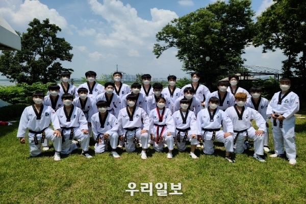 6월27일 한글 발성 한글태권도 놀자팀이 자음과 모음의 한글 태권도 품새 동작을 시작으로 태권도시범단 놀자팀의 화려한 한글태권도 발성호흡 동작 시범을 펼친 후 기념촬영을 하고 있다.