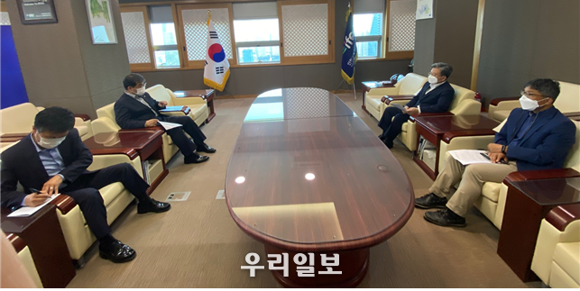 배준영 국회의원이 이원재 인천경제자유구역청장과 만나 현안에 대한 협조를 구하고 있다. ⓒ 배준영 의원실