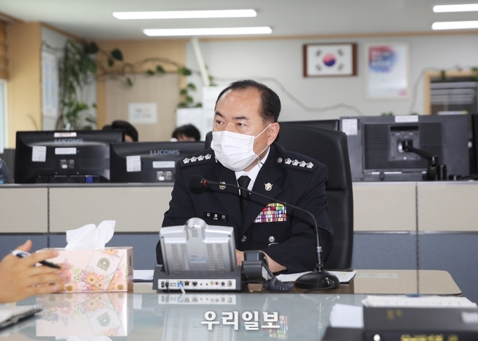 김종인 신임 서특단장이 취임 첫 날 종합상황실에서 치안상황 현황을 점검하고 있다.(사진=서해5도특별경비단)