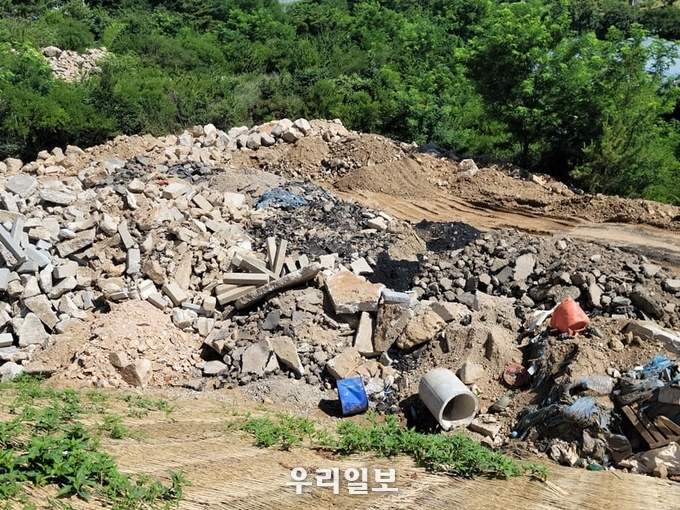 무의도에 구로에서 나온 아스콘이 무단방치 ⓒ 영종뉴스 제공