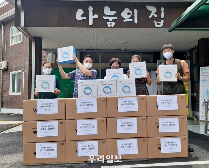 취약계층돌봄인력 마스크 전달.(사진=충주시청)