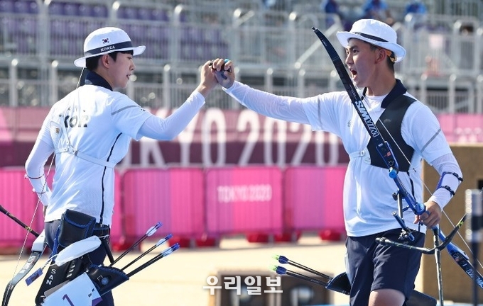 김재덕 ,안산 양궁선수가 금메달을 따내며 환호하고 있다. 