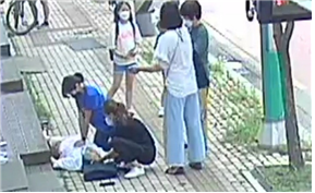 쓰러진 시민을 심폐소생술로 살려주고 사라진 의인을 찾는다.’는 미담이 올라와 화제
