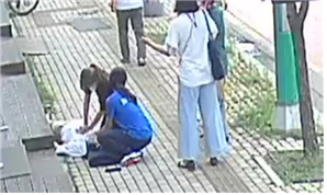 쓰러진 시민을 심폐소생술로 살려주고 사라진 의인을 찾는다.’는 미담이 올라와 화제
