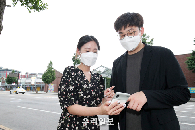스마트관광서비스를 이용해 인천 개항장 스마트관광도시 일대를 관광하고 있는 사람들.(사진=한국관광공사)