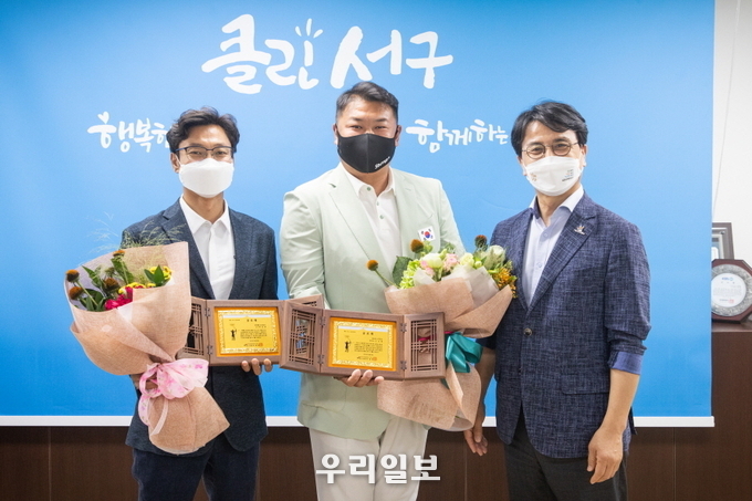 이재현 서구청장2020 올림픽 남자 양궁 단체전 금메달 획득한 오진혁 선구에 공로패 전달해다.
