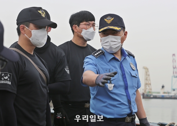 김종인 서특단장이 훈련현장을 점검하고 있다.(사진=중부지방해양경찰청 서해5도특별경비단)