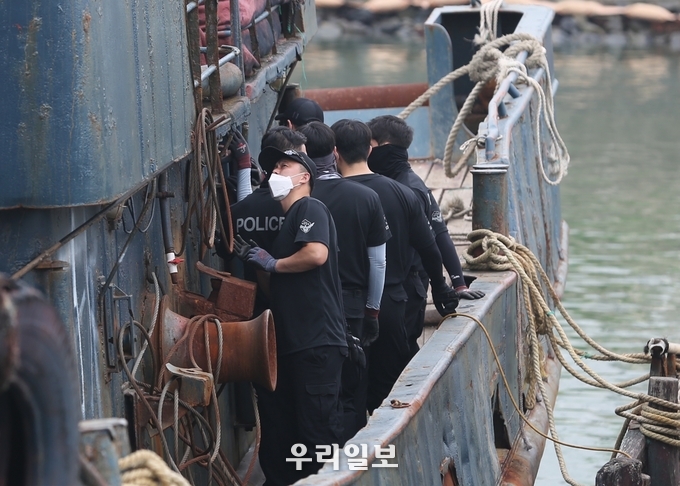 경찰관들이 중국어선의 선체구조를 파악하고 있다.(사진=중부지방해양경찰청 서해5도특별경비단)