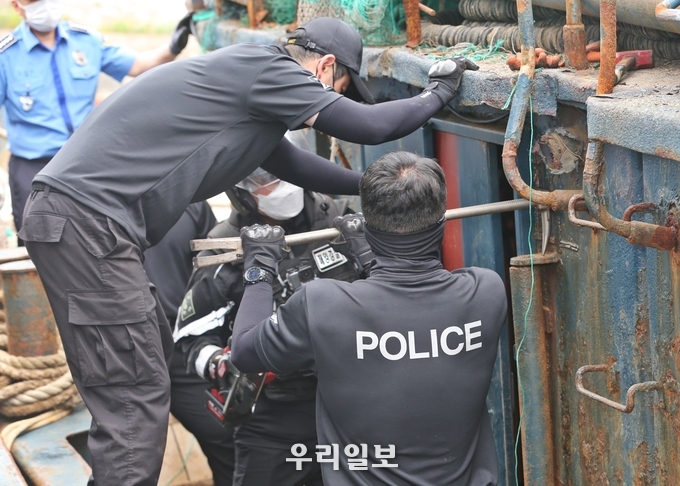 신임경찰관들이 압수된 중국어선에서 단속장비 사용 훈련을 실시하고 있다.(사진=중부지방해양경찰청 서해5도특별경비단)