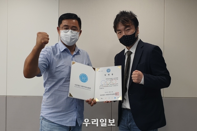 연맹 부회장에 임명된 이선용 前 미추홀구 보좌관(왼쪽)과 강신준 대한킥복싱협회장.(사진=대한킥복싱협회)