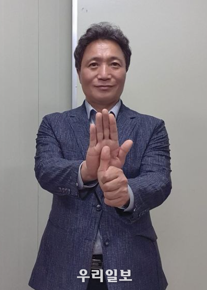 이학재 국민의힘 전 의원이 도쿄패럴림픽 선수단에게 수하로 응원하고 있다. ⓒ 이학재 전 의원 제공