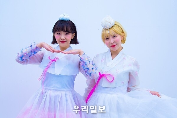 듀오 '마니또'의 '아리'와 '애니'가 한복을 입고 추석명절 인사를 전했다. ⓒ 신미디어엔터테인먼트 제공