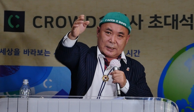 지난 9월10일 양평 숲속의아침에서 크라우드1 파이오니아 그룹 개최, 크라우드1 명사 초대석 '세상을 바라보는 시각과 생각을 넓히는 시간'에서 장애인문화신문 발행인겸 크라우드1 김재덕 단장이 열정적인 강연을 하고 있다. 