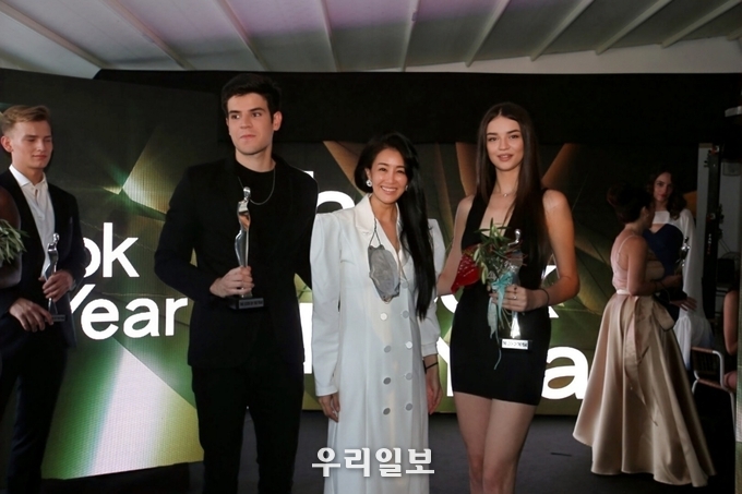 지난 9월 26일 이탈리아 산레모에서 더룩오브더이어(THE LOOK OF THE YEAR)모델 본선대회에 참석한 대한민국 이하진(가운데) 기획 .연출자가 모델들과 기념촬영을 하고 있다.