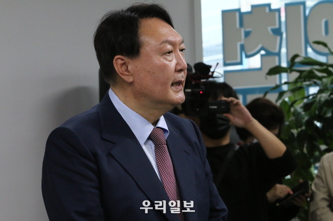 윤석열 국민의힘 대권후보가 시민들의 질문에 답변을 하고 있다. ⓒ 우리일보 db