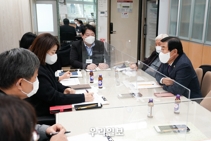 인천시의회 신은호 의장.(사진 오른쪽)이 학교운영 애로사항에 대해 청취하고 있다.(사진=인천시의회)